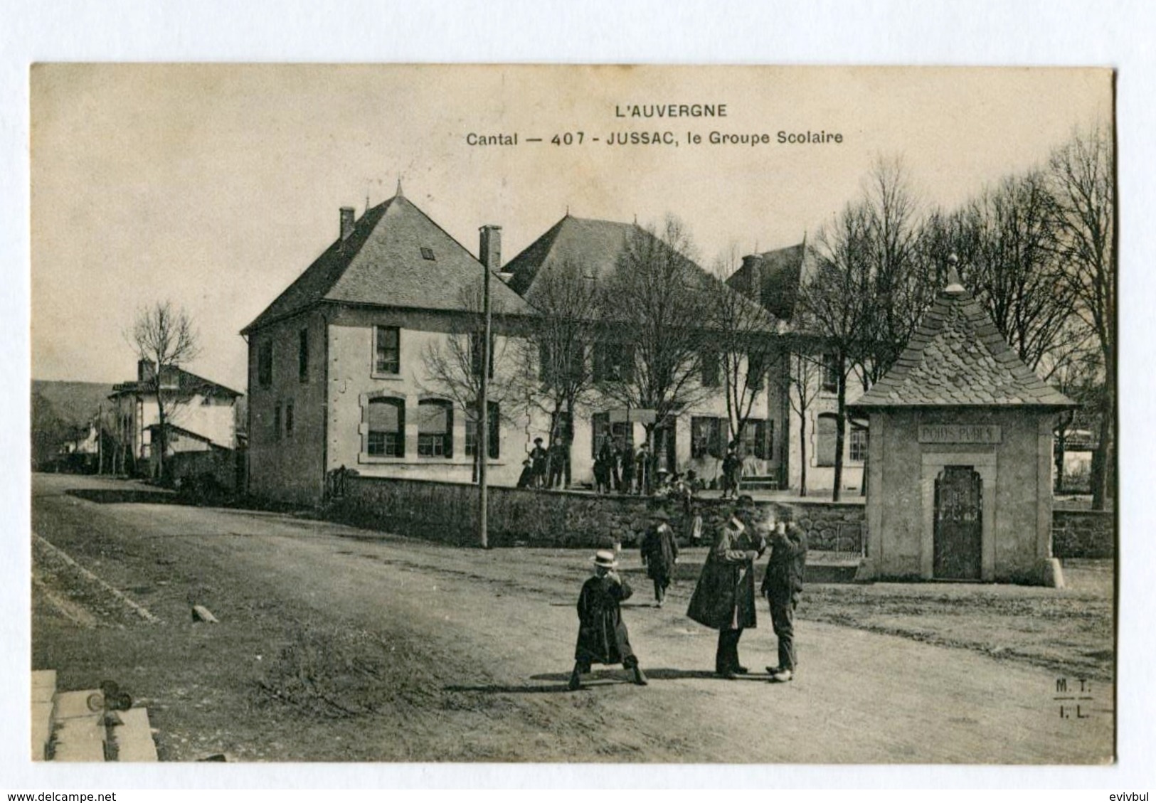 Carte Postale Ancienne Cantal Jussac Le Groupe Scolaire Animé - Jussac