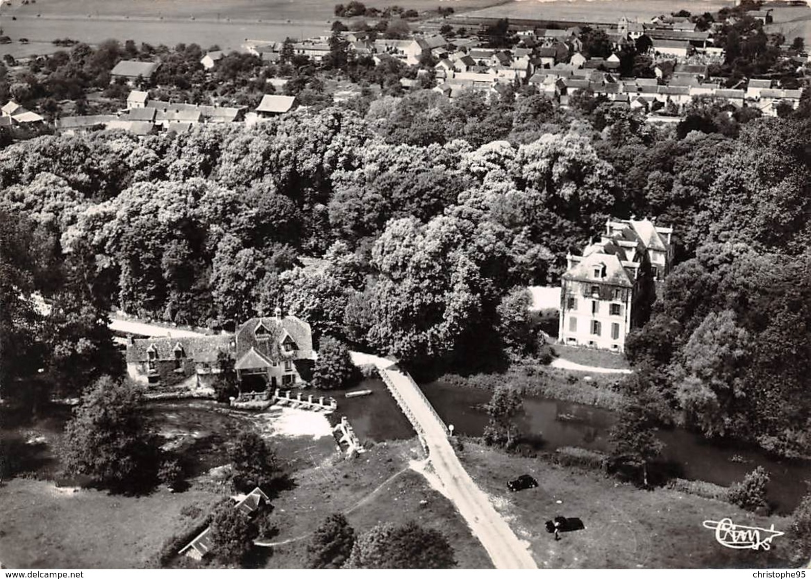 27 .n° 22223 . Fourges . Vue Aerienne De L Hostellerie Du Moulin  . Cpsm.10.5 X 15cm . - Fourges