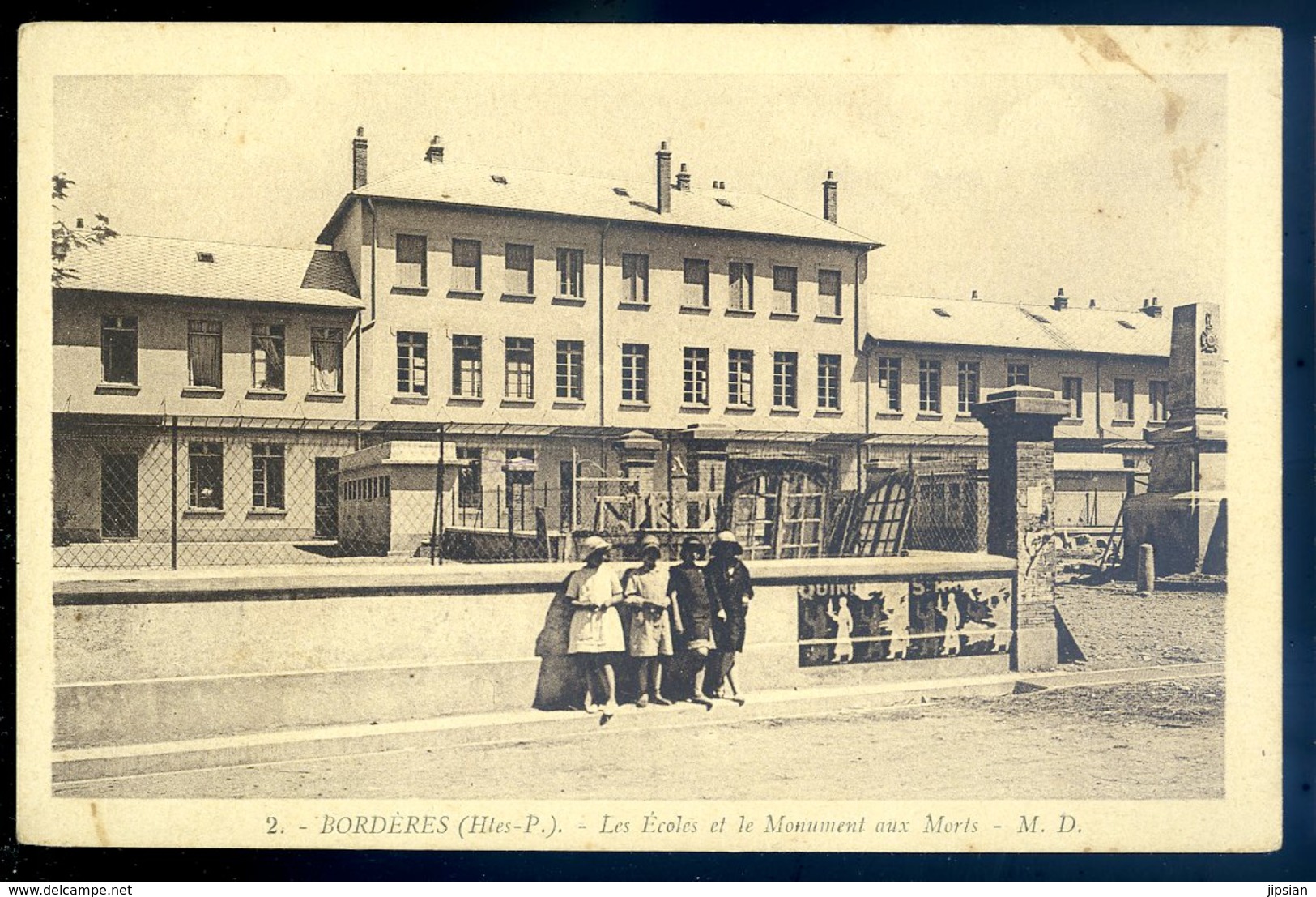 Cpa Du 65  Bordères  Les écoles Et Le Monument Aux Morts DEC19-42 - Borderes Louron