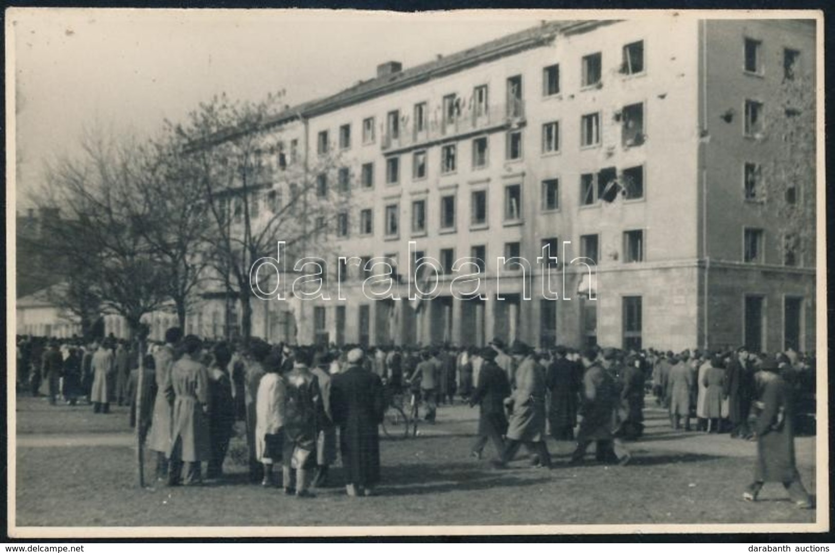 1956 Budapest, Tömeg A Köztársaság Téren, Fotó, 5,5×8,5 Cm - Sonstige & Ohne Zuordnung