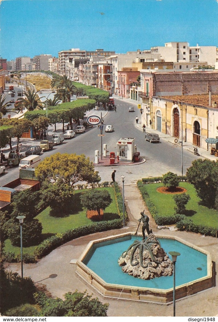 M09067 "MANFREDONIA(FOGGIA)-PIAZZA MARCONI E LA FONTANA DEL PESCATORE"DISTRIB. ESSO- CART. ILLUSTR. ORIG.  SPEDITA - Manfredonia