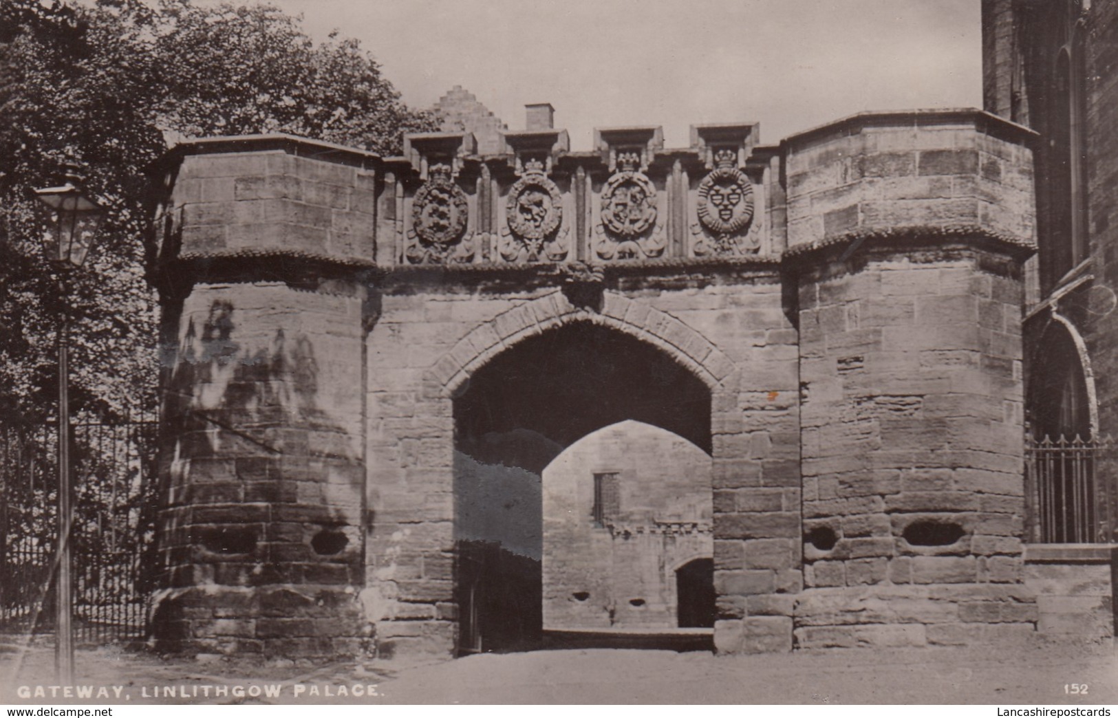 Postcard Gateway Linlithgow Palace RP By Davidson My Ref  B14069 - West Lothian