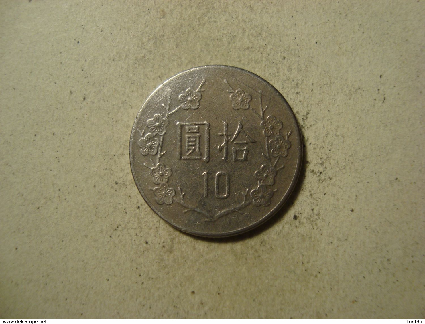 MONNAIE TAIWAN 10 YUAN 1984 / 73 - Taiwan