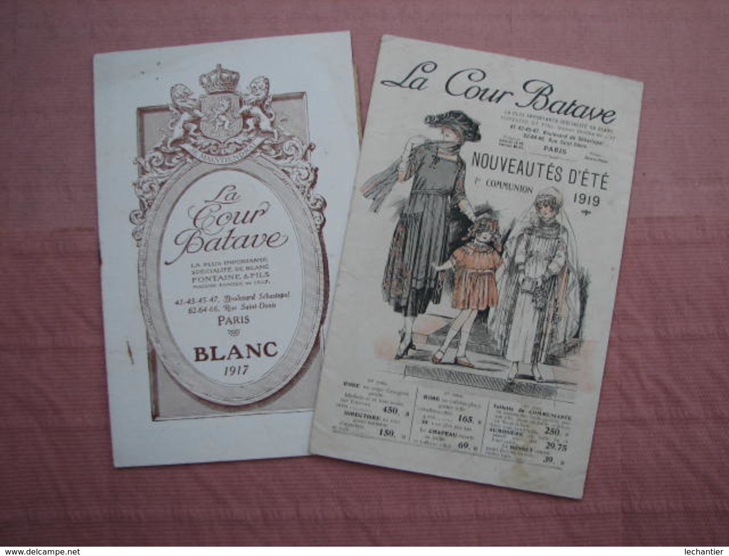 LA  COUR  BATAVE  2 Catalogues 1917 - 1919  Blanc - Nouveautés 1° Communion + Enveloppe D'envoi Avec Timbre - Other & Unclassified