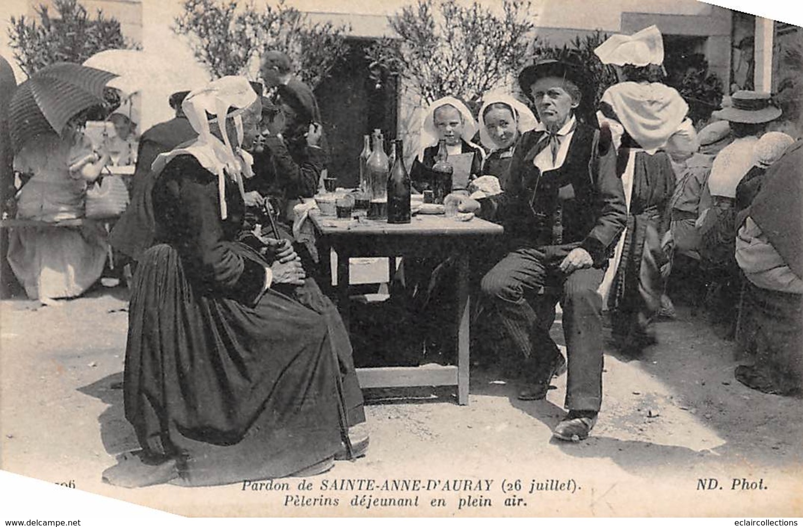 Sainte Anne D'Auray        56      Les Pèlerins Déjeunant En Plein Air  (Voir Scan) - Sainte Anne D'Auray