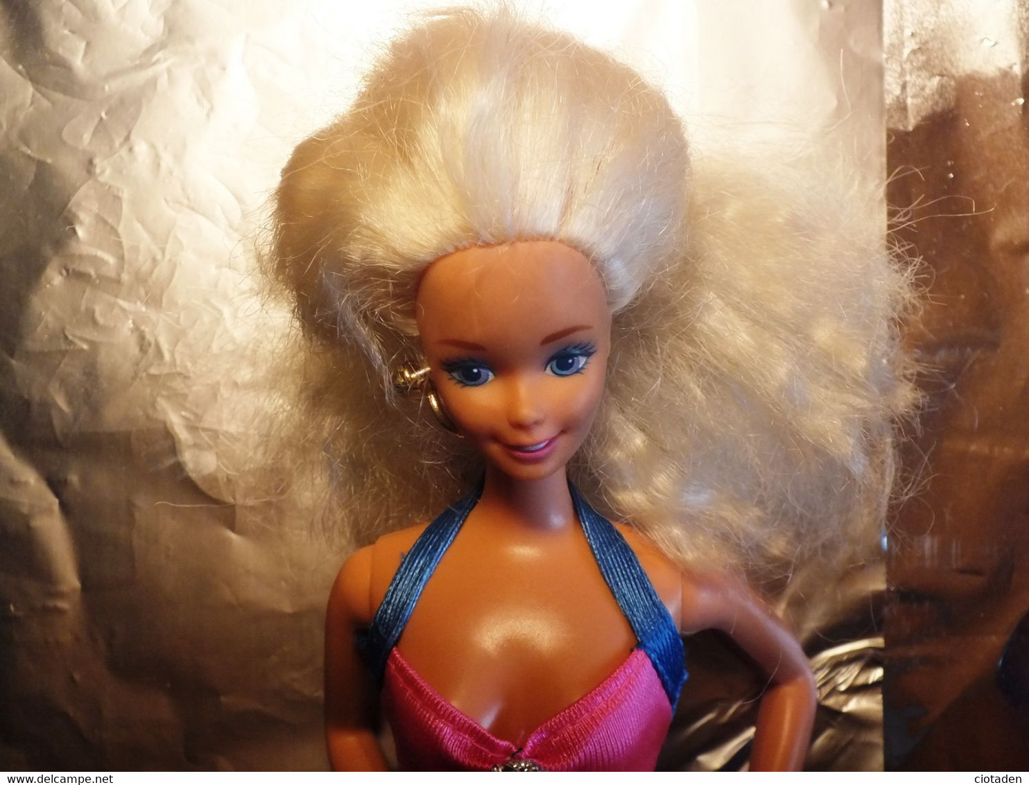 Un lot de 6 poupées Barbie avec une garde robes -