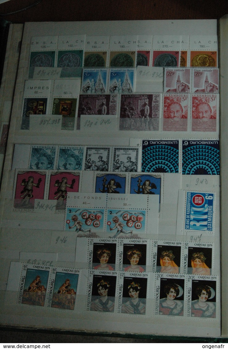 Classeur de 24 pages de stock ( timbres **) début pas compté--   de 1970 à 1999 (Prifix, Côte 2009 : 2105€)