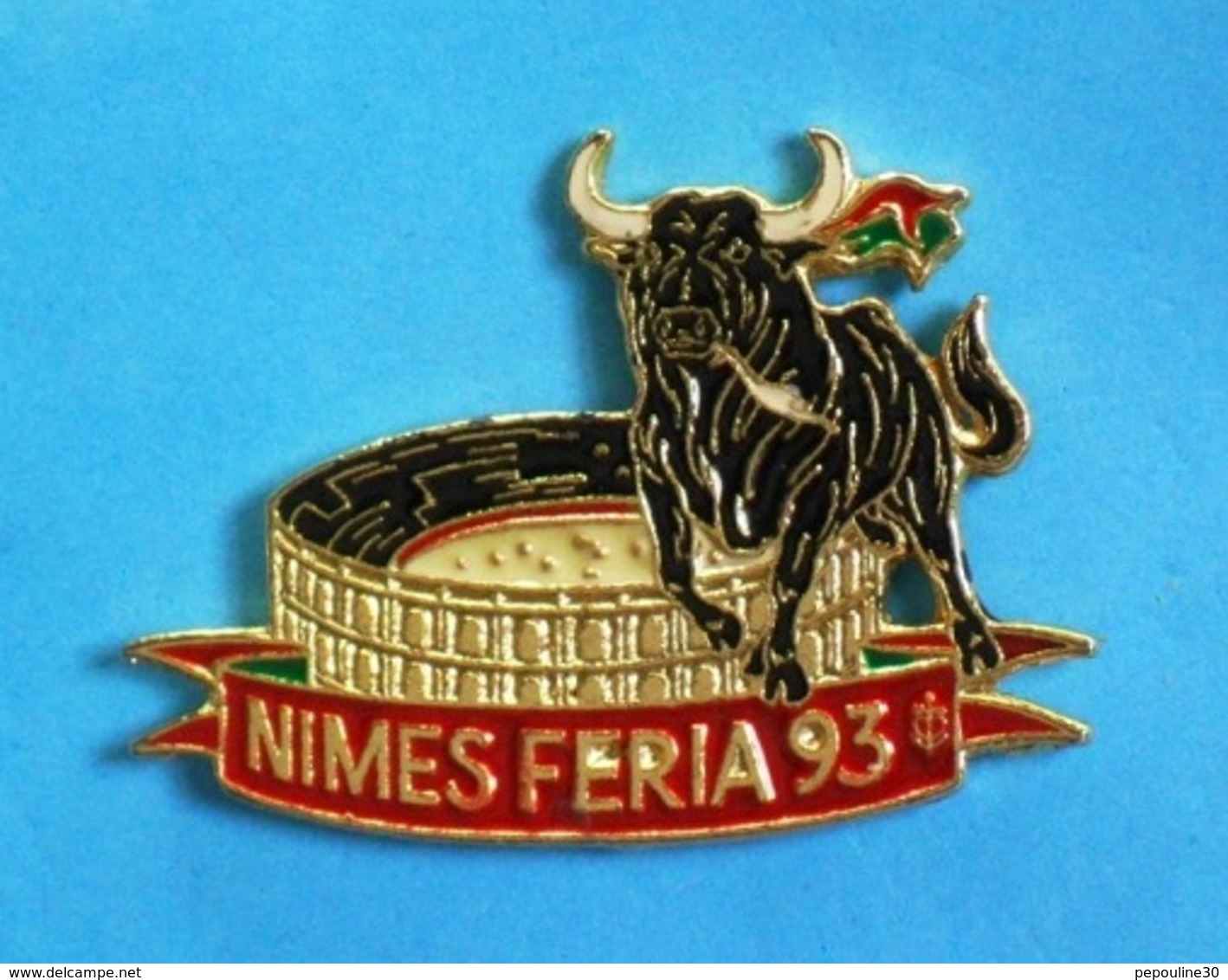 1 PIN'S //   ** NIMES / FERIA 93 / ARÈNES ET TAUREAU ** . (N'EMAUX) - Bullfight - Corrida