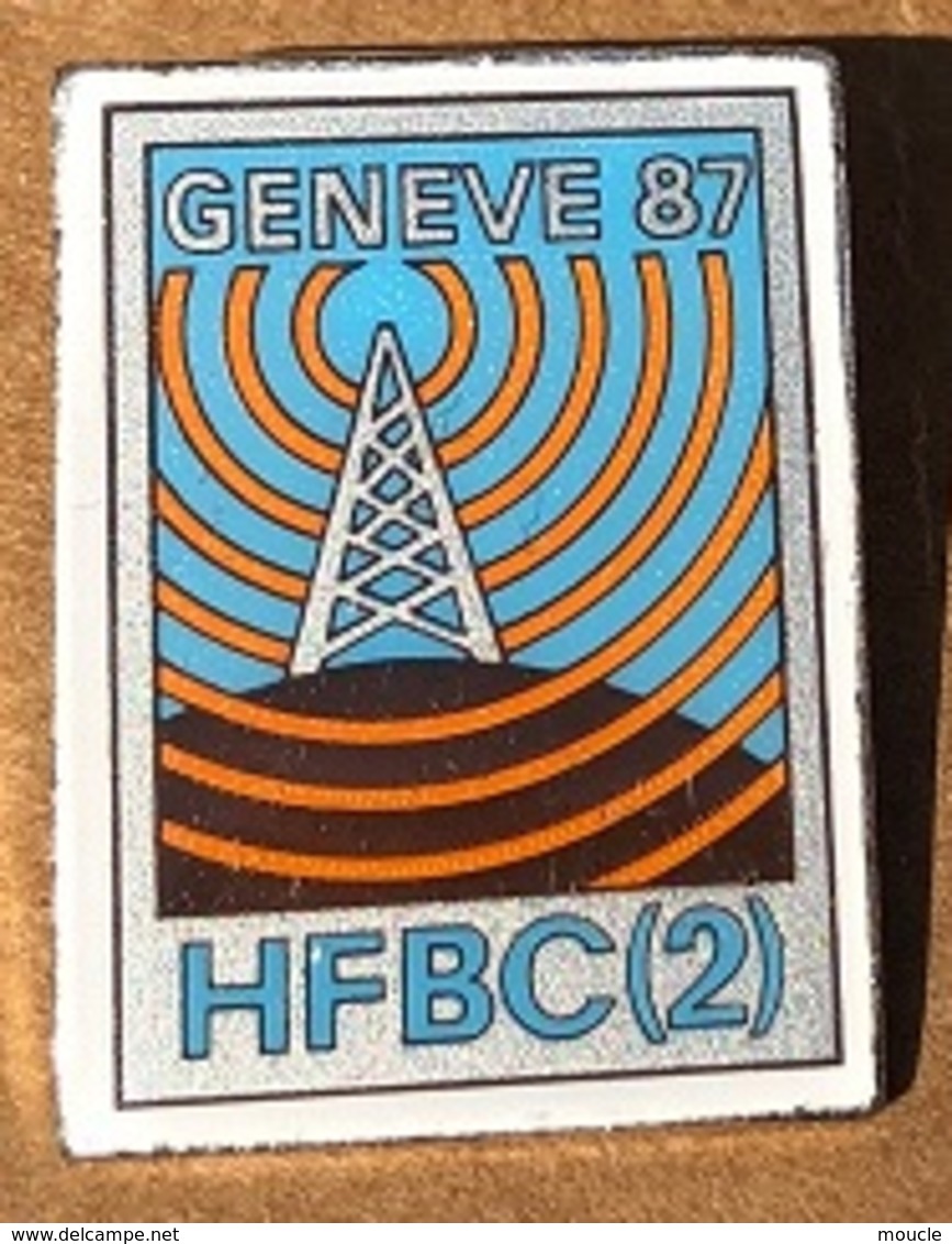 ATTENTION C'EST UNE BROCHE - GENEVE 87 - GENF - GENEVA - GINEVRA - HFBC(2) - RADIO - CITIZEN BAND- CB - CIBI - ANTENNE - Media