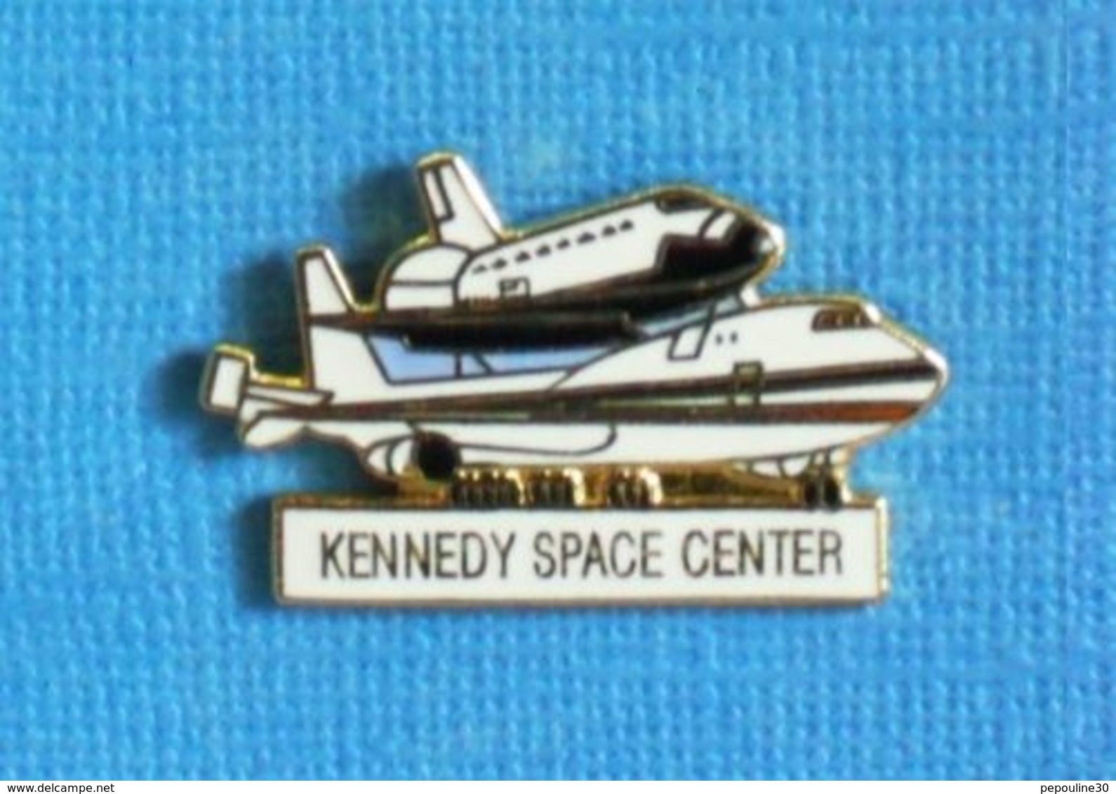 1 PIN'S //  ** KENNEDY SPACE CENTER / BOEING 747-100 MODIFIÉ PORTEUR DE LA NAVETTE SPATIALE AMÉRICAINE ** . - Space