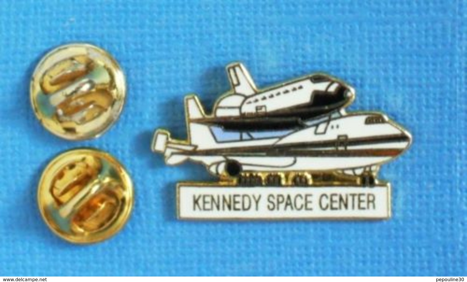 1 PIN'S //  ** KENNEDY SPACE CENTER / BOEING 747-100 MODIFIÉ PORTEUR DE LA NAVETTE SPATIALE AMÉRICAINE ** . - Space