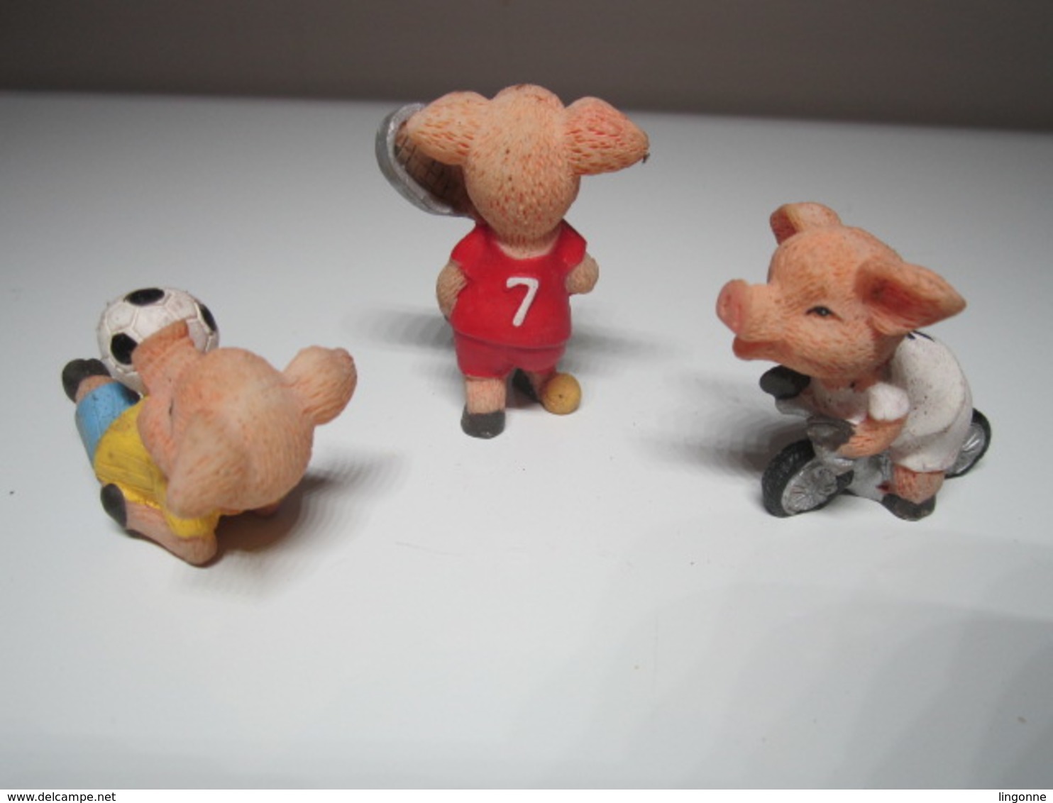 3 COCHONS SPORTIFS NUMÉRO 7 FOOTBALL CYCLISME TENNIS Pour Collection. - Cochons