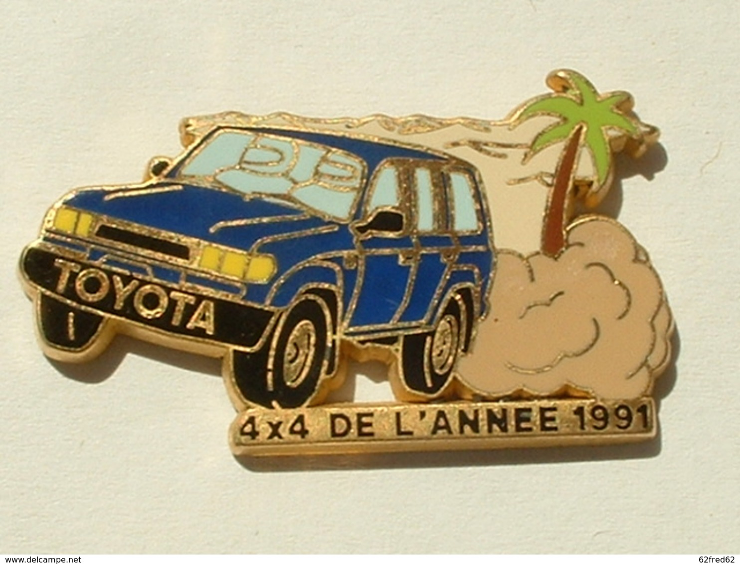 PIN'S TOYOTA STATION WAGON BLEU - 4 X 4 DE L'ANNEE 1991 - ARTHUS BERTRAND - Toyota