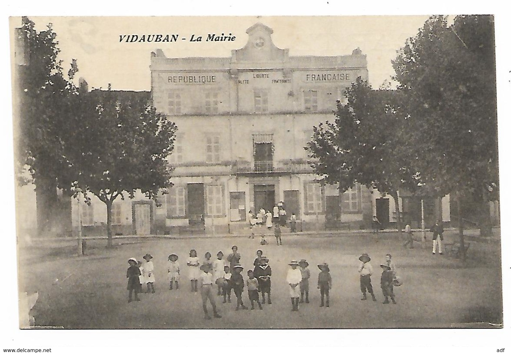 CPA TRES ANIMEE VIDAUBAN, GROSSE ANIMATION DEVANT LA MAIRIE, VAR 83 - Vidauban