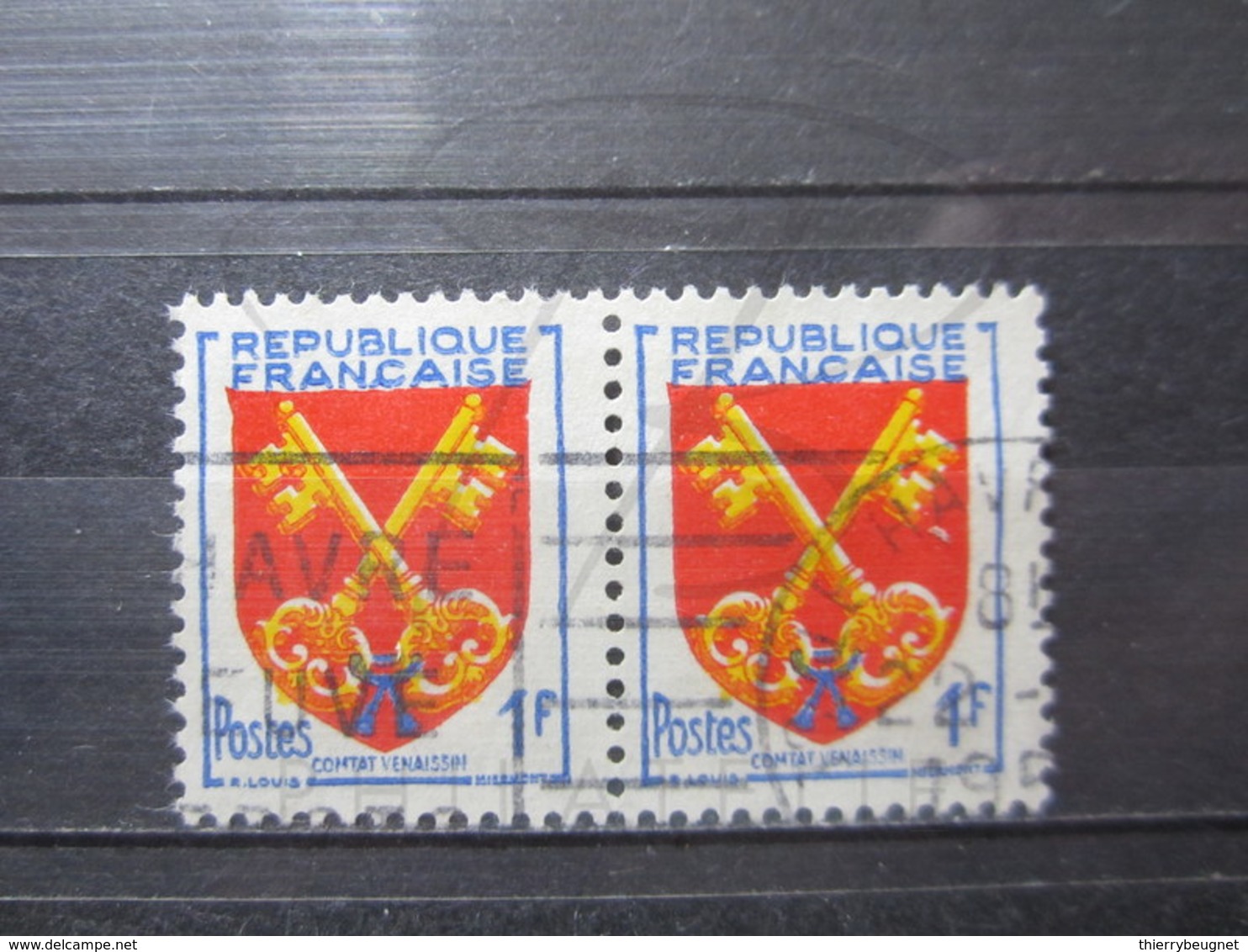 VEND BEAUX TIMBRES DE FRANCE N° 1047 EN PAIRE , COULEURS DECALEES !!! - Oblitérés