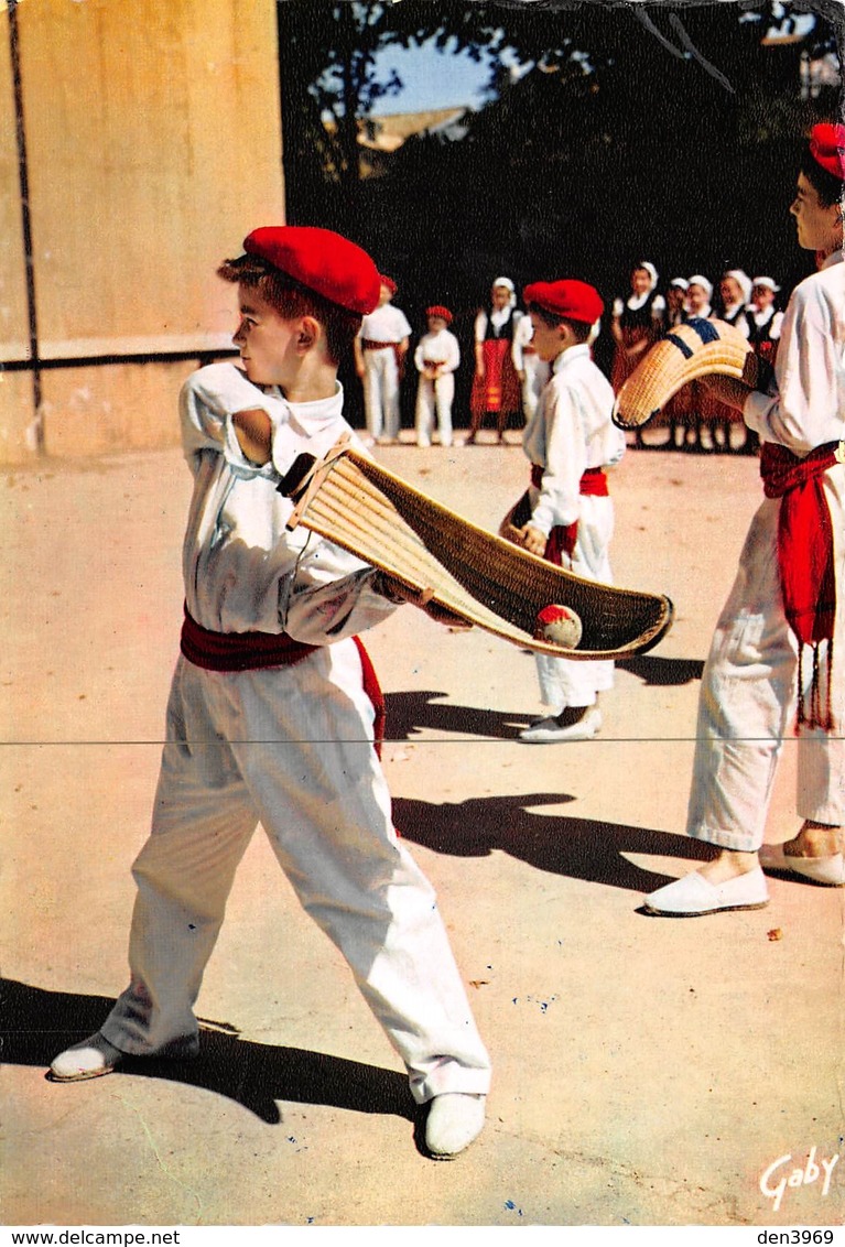 SAINT-PALAIS - Groupe Folklorique "Jarraiki" - Partie De Pelote Basque à Chistéra - Saint Palais