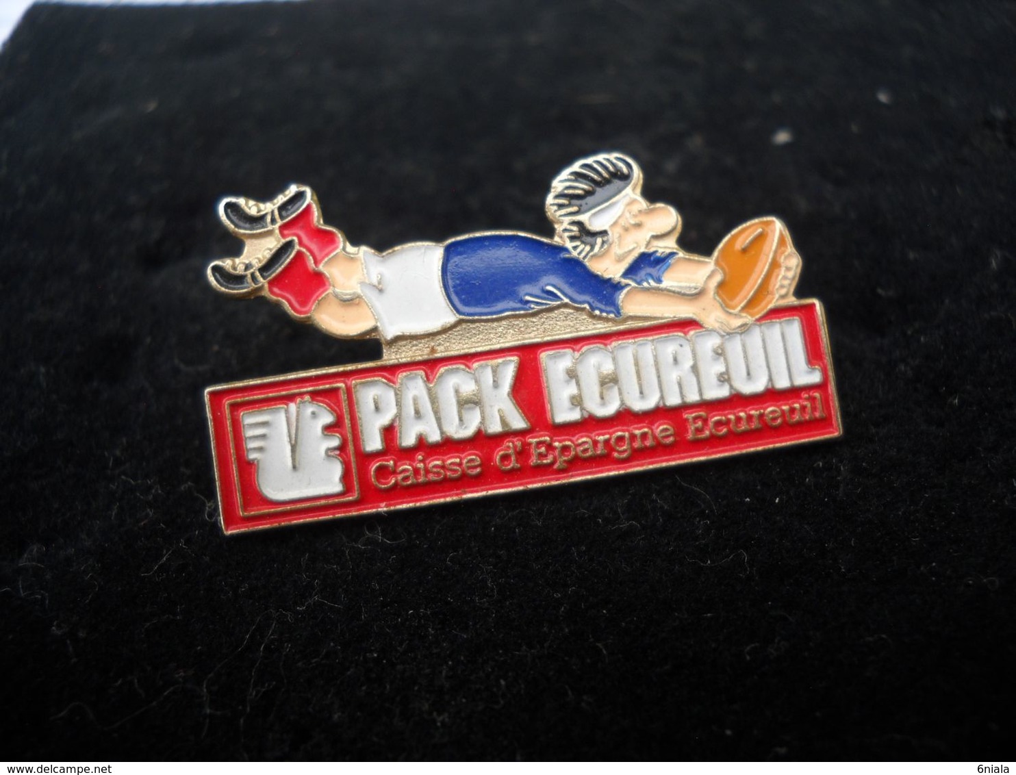 1299    PINS  Pin's RUGBY  Pack écureuil Caisse Epargne - Rugby