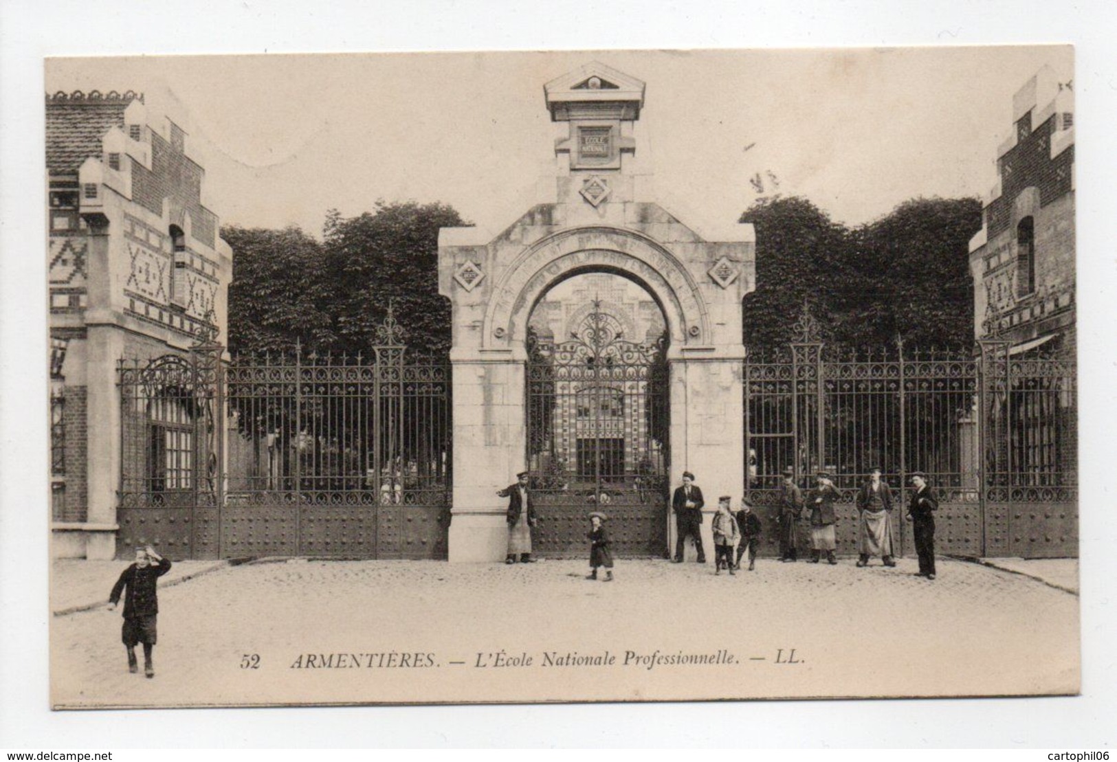 - CPA ARMENTIÈRES (59) - L'École Nationale Professionnelle 1914 (avec Personnages) - Editions Lévy N° 52 - - Armentieres