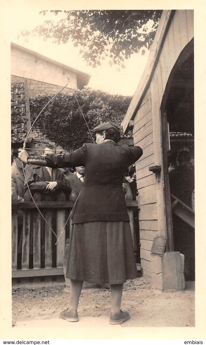 TIR à L'ARC - Stand De Tir - Femme Lors D'une épreuve De Tir Sur Cible . Photo Originale - - Archery