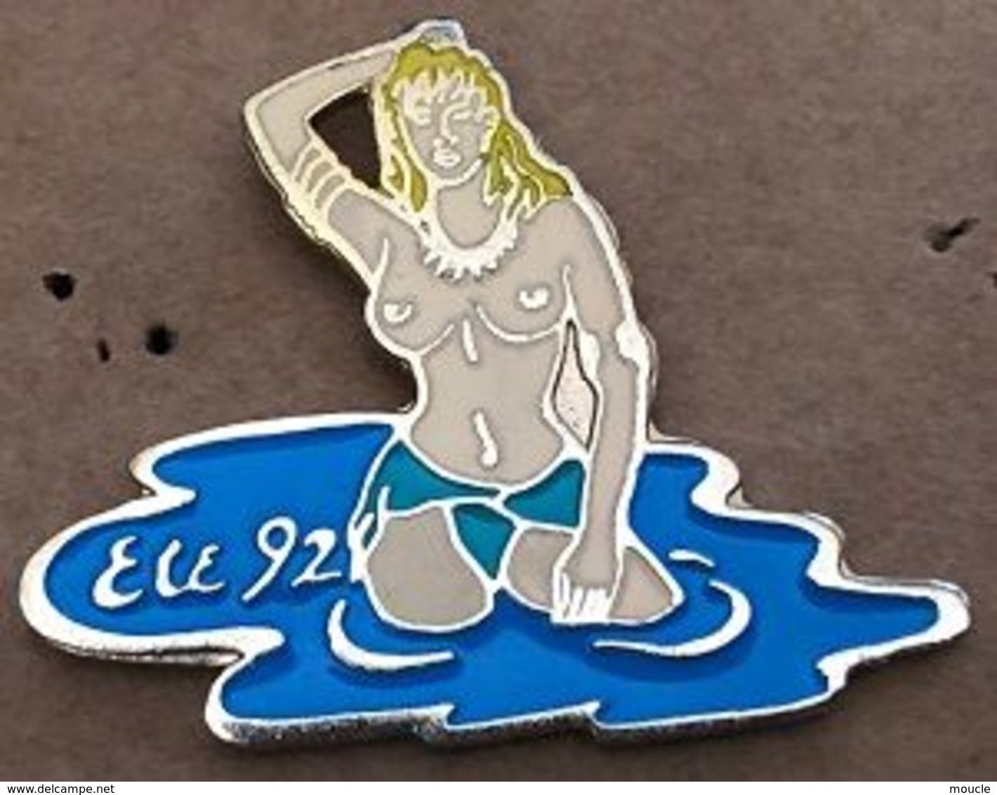 PIN UP - BLONDE DANS L'EAU - ETE 92 - TOPLESS   -  (26) - Pin-ups