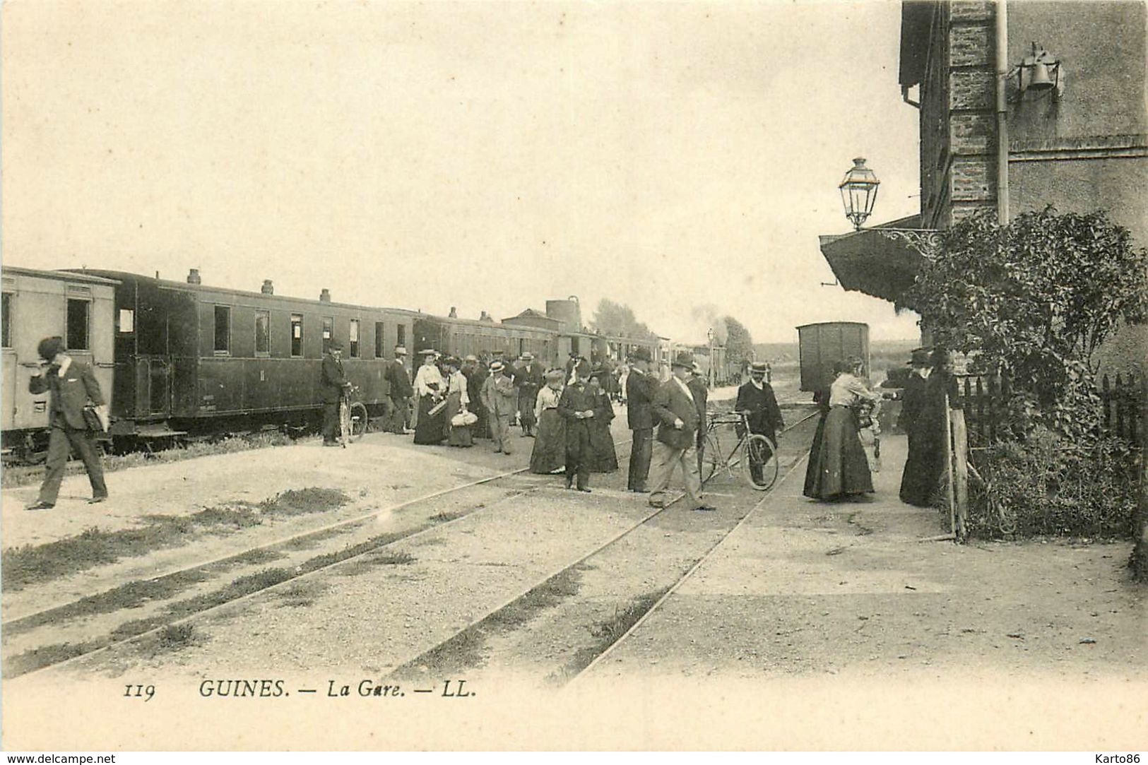 Guines * La Gare * L'arrivée Du Train * Ligne Chemin De Fer Pas De Calais - Guines