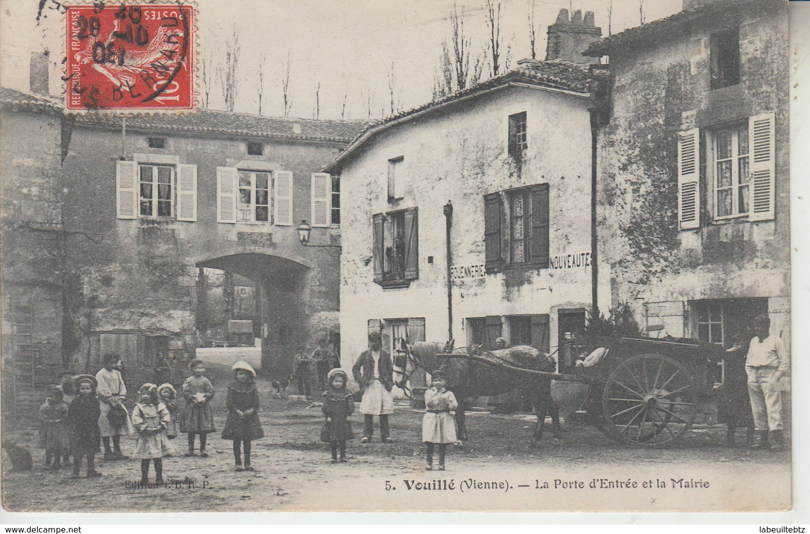 VOUILLE - La Porte D'entrée Et La Mairie  PRIX FIXE - Vouille