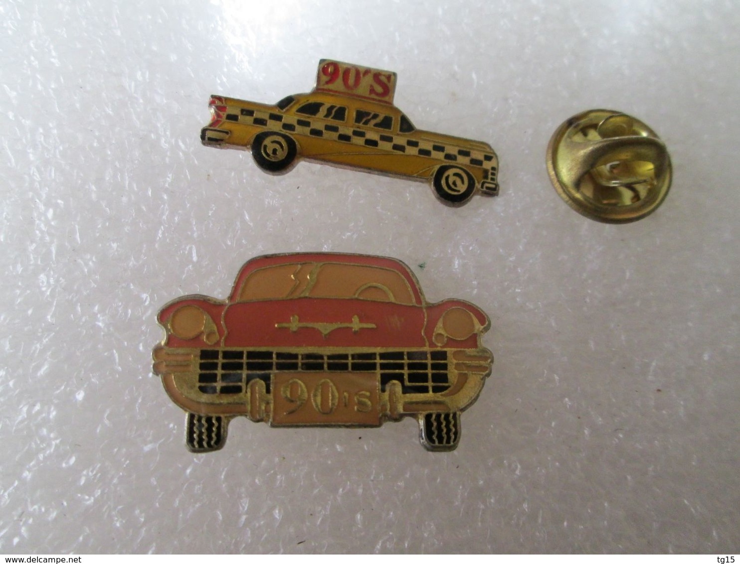 PIN'S    LOT 2  90'S  TABAC CIGARETTES - Parachutting