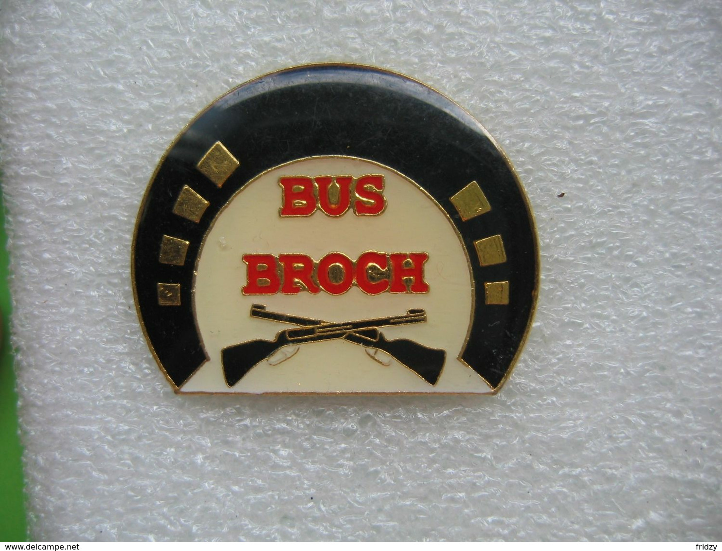 Pin's Bus Broch. Armes De Tir. Pin's Numéroté 564 - Boogschieten