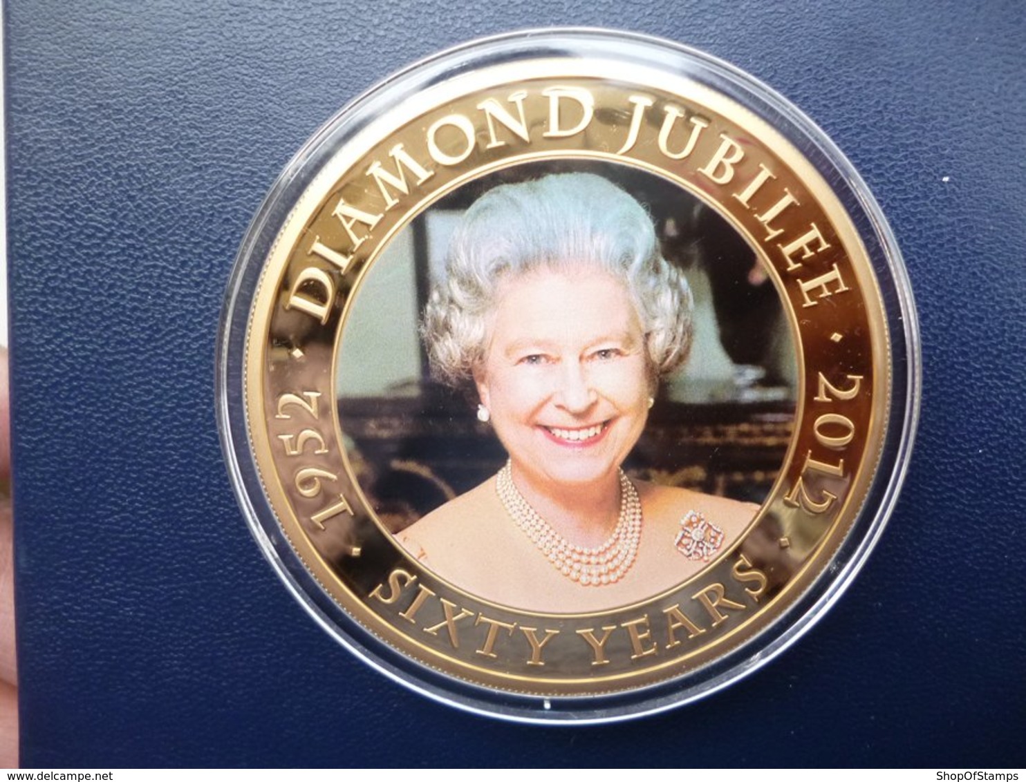 COOKS ISLAND 2012 $5 DIAMOND JUBILEE 65mm GOLD PLATED COIN 793/2012 EDITION - Cookeilanden