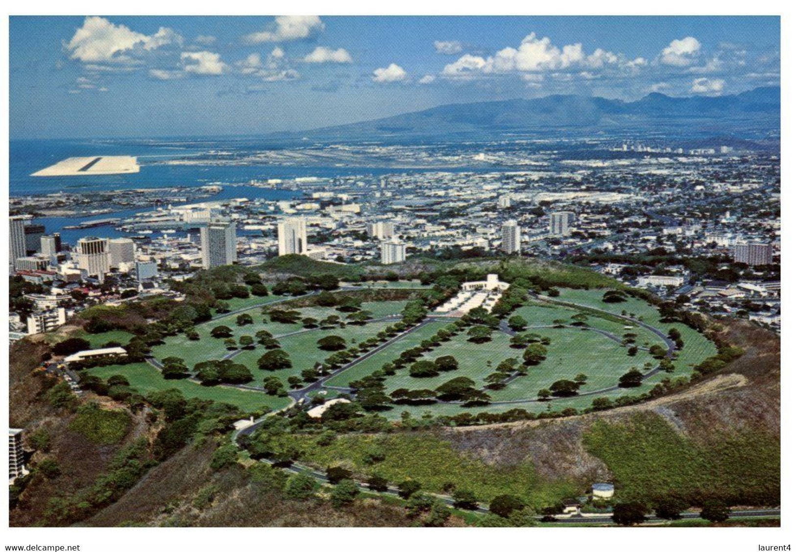 (O 23) USA - Honolulu Airport And Puncbowl Crater - Island Of Oahu / USA - Honolulu Airport And Puncbowl Crater - Mokupu - Oahu