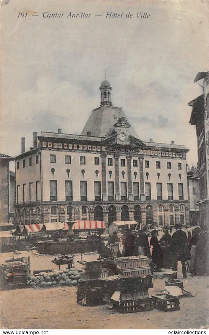 Aurillac        15         La Place De L'Hôtel De Ville Et Marché   - V -      (Voir Scan) - Aurillac