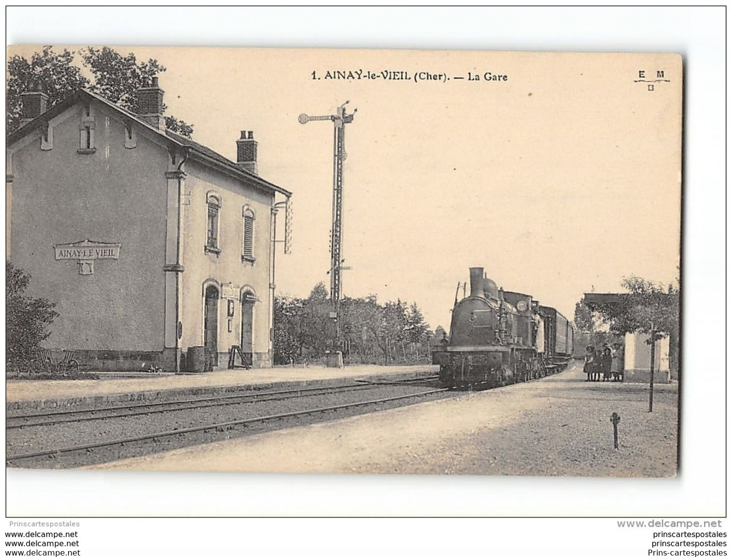 CPA 18 Ainay Le Vieil La Gare Et Le Train - Ainay-le-Vieil