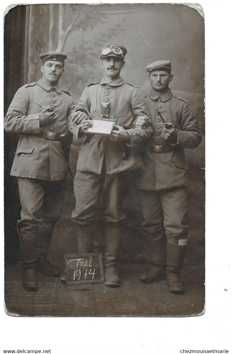 TOUL 1914 MILITAIRES ALLEMANDS AVEC LUNETTE PIPE LAMPE - CARTE PHOTO KLAUSAL METZ - Guerra 1914-18