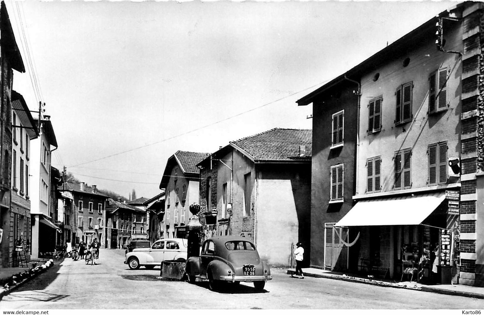 Viriville * Place Des Buttes * Automobile Voiture Ancienne - Viriville