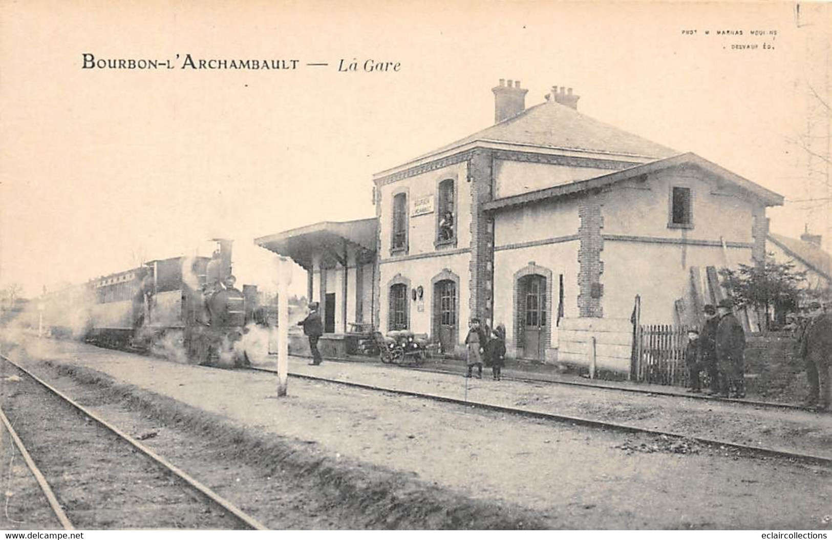 Bourbon L'Archambault            03       Intérieur De La Gare.  Train            (voir Scan) - Bourbon L'Archambault