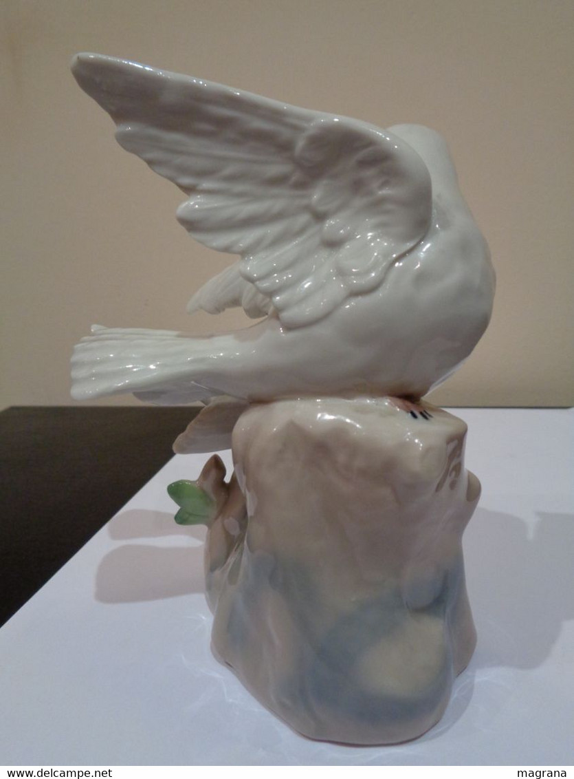 Figura de porcelana con 2 Palomas blancas encima de una roca y con una flor. Casades