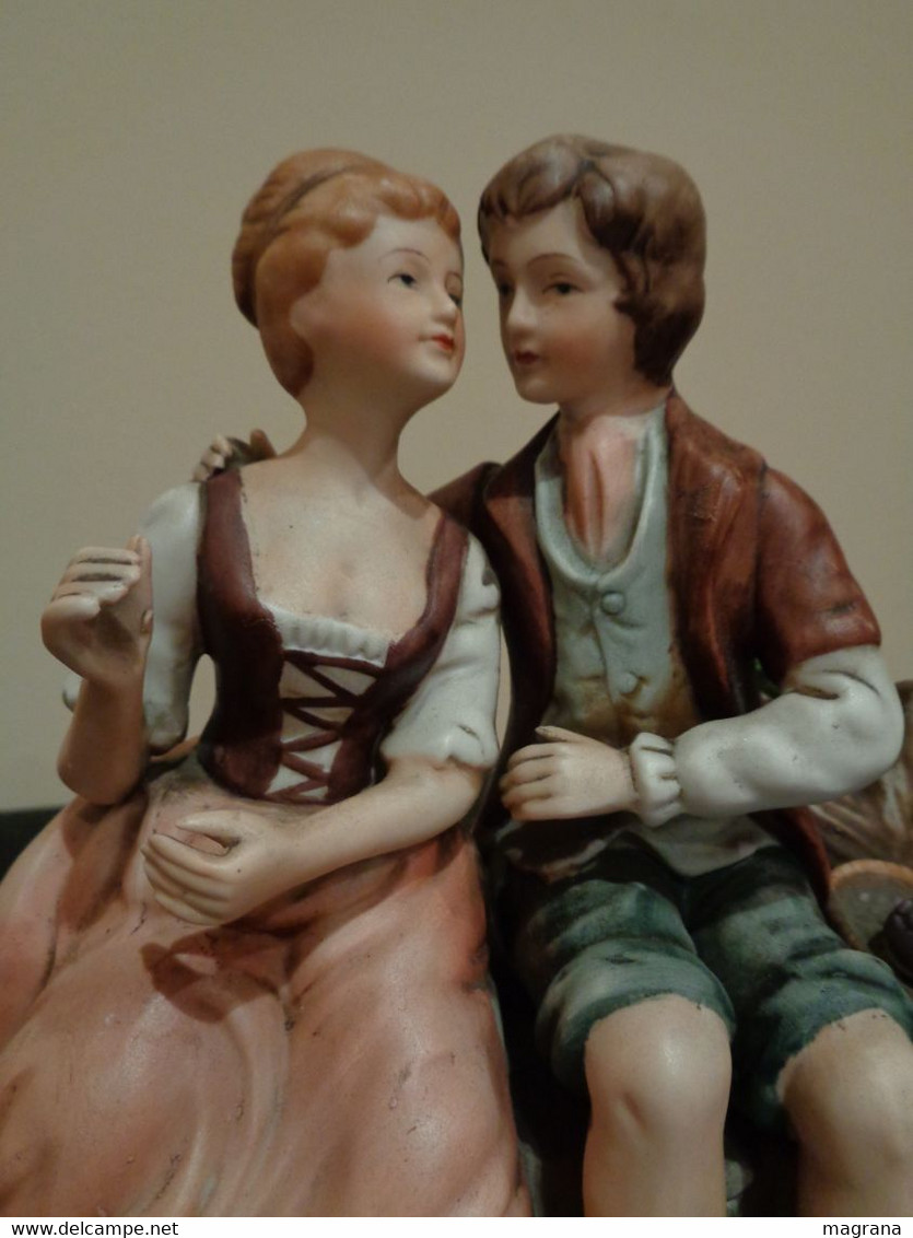 Figura De Porcelana  Biscuit Pintada De Una Pareja Galante Sentada En Un Banco. - Otros & Sin Clasificación