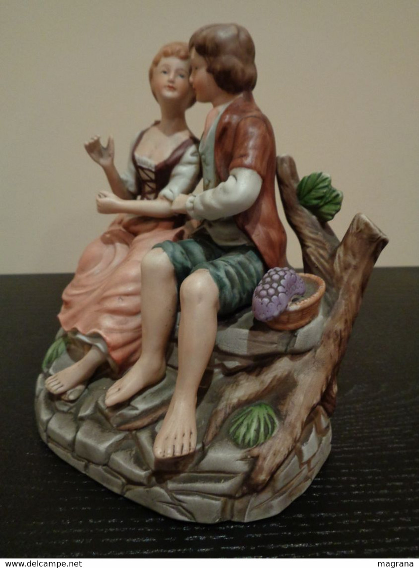 Figura De Porcelana  Biscuit Pintada De Una Pareja Galante Sentada En Un Banco. - Otros & Sin Clasificación