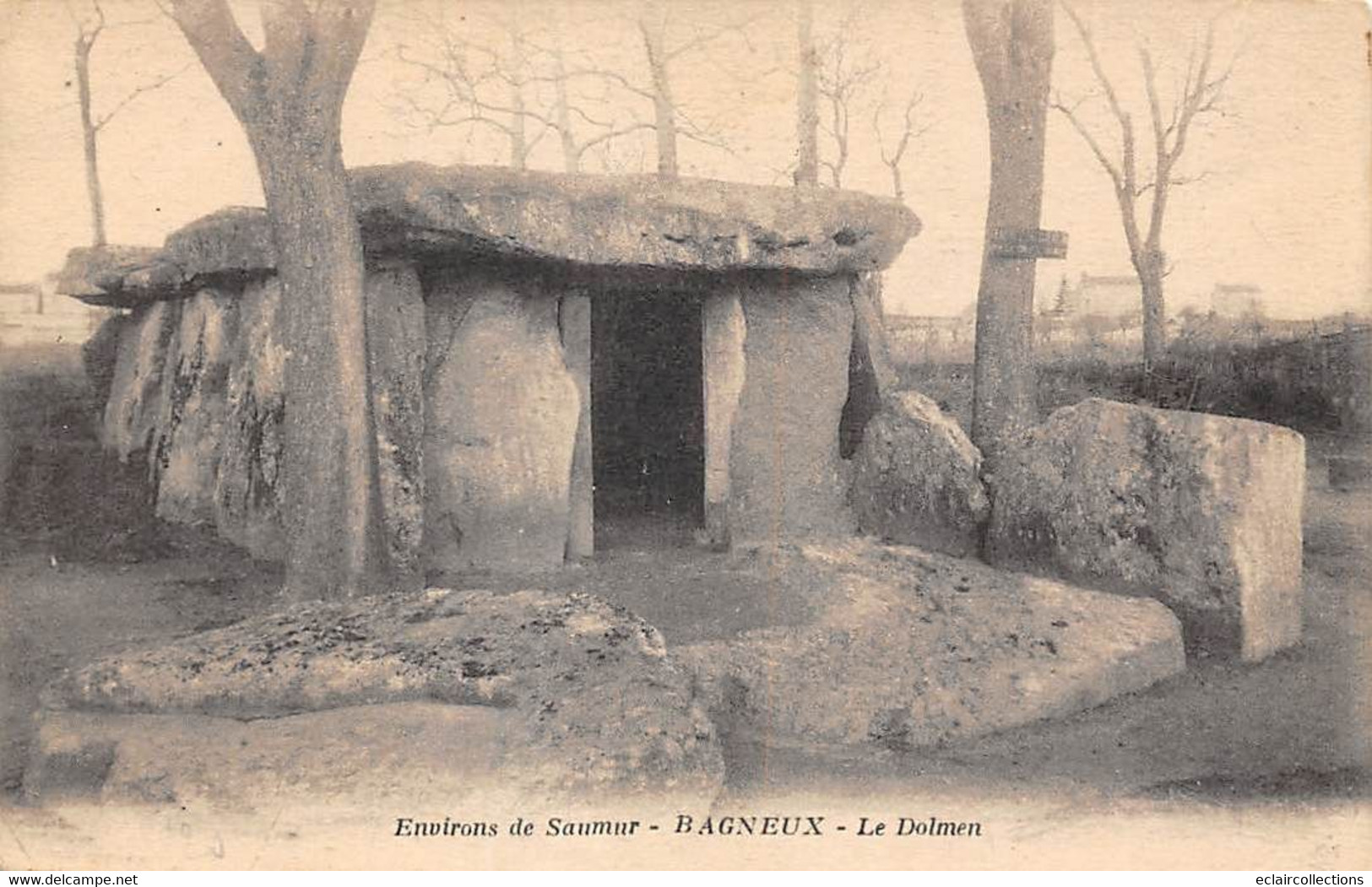 Thème: Dolmen Et Menhir:   Bagneux     49       Le Dolmen       (voir Scan) - Dolmen & Menhirs