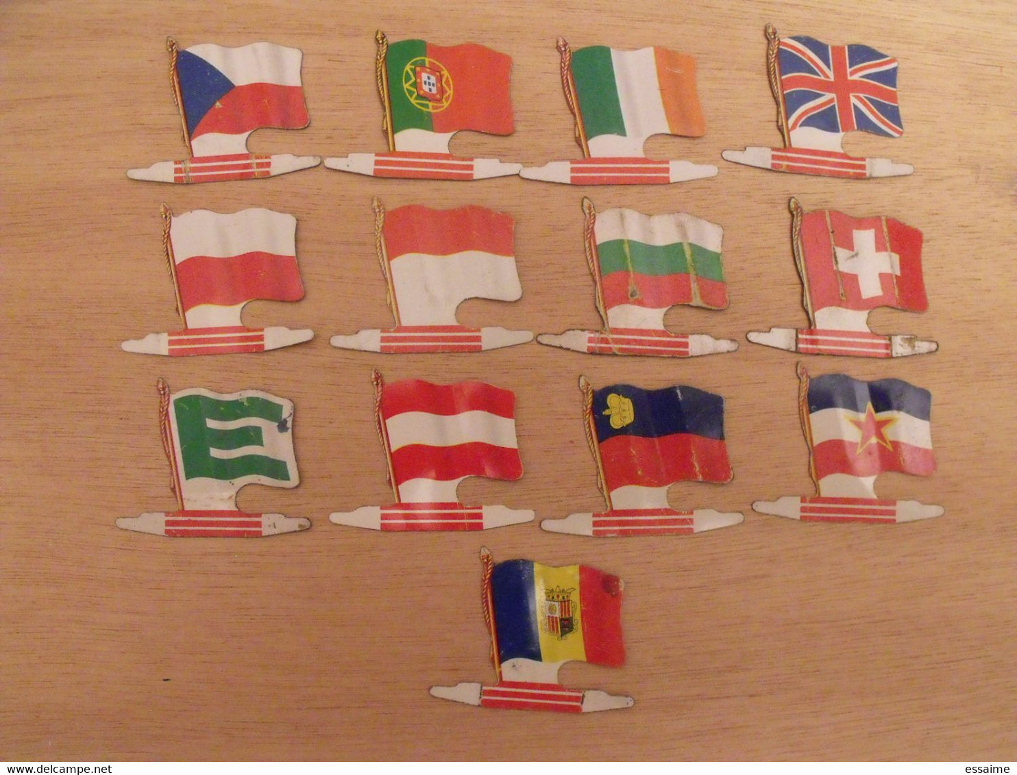 13 Plaquettes Drapeaux L'Alsacienne Drapeaurama. Pologne Europe  Monaco Autriche Andorre... Drapeau. Lot 4 - Plaques En Tôle (après 1960)