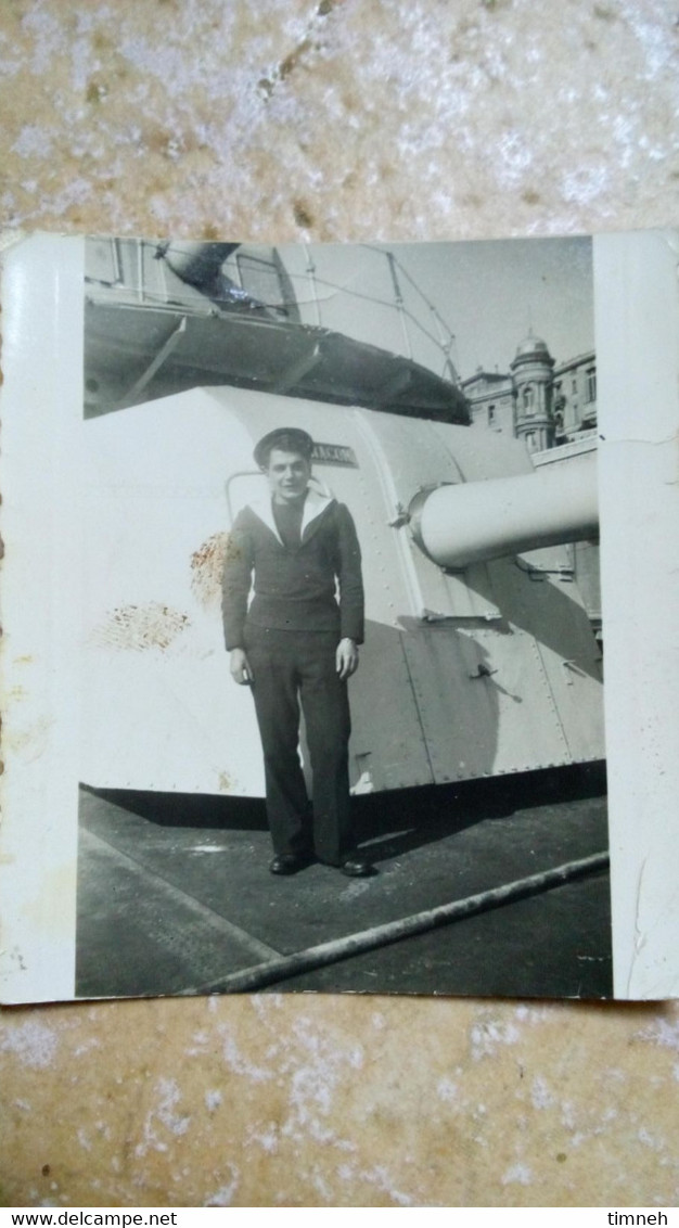 PHOTO (8cmx7cm) Haut Et Bas Coupé - MILITAIRE SOLDAT MARIN En Uniforme Devant Un CANON - Boats