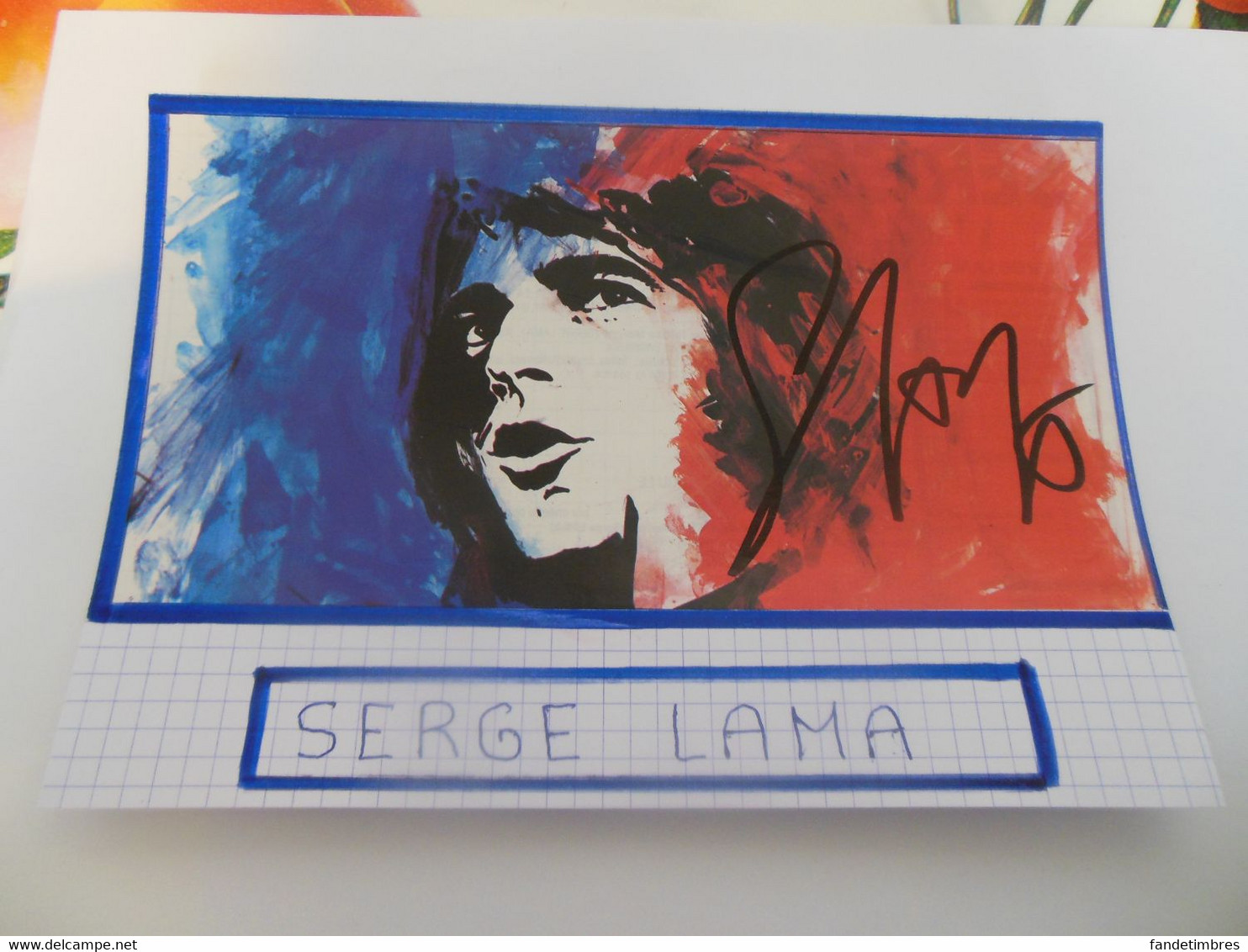 AUTOGRAPHE DE SERGE LAMA, DÉDICACÉ & AUTHENTIQUE SUR COUPURE DE PRESSE COLLÉ SUR PETIT CARTON BRISTOL (V. Desc) - Chanteurs & Musiciens