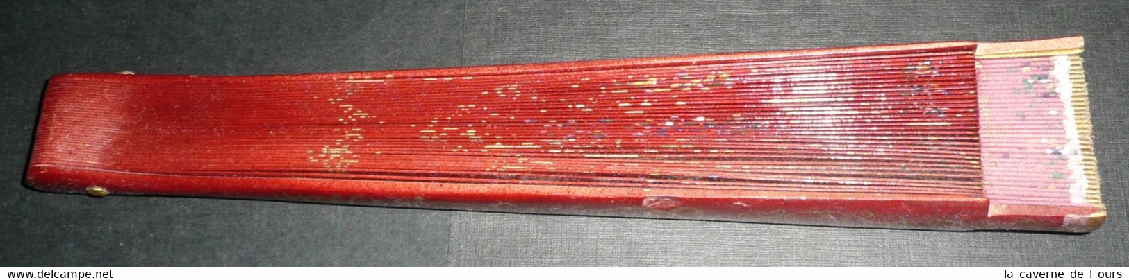 Rare Ancien éventail En Bois, Décor Doré, Tissu Peint En Couleurs, 32 Brins - Fächer