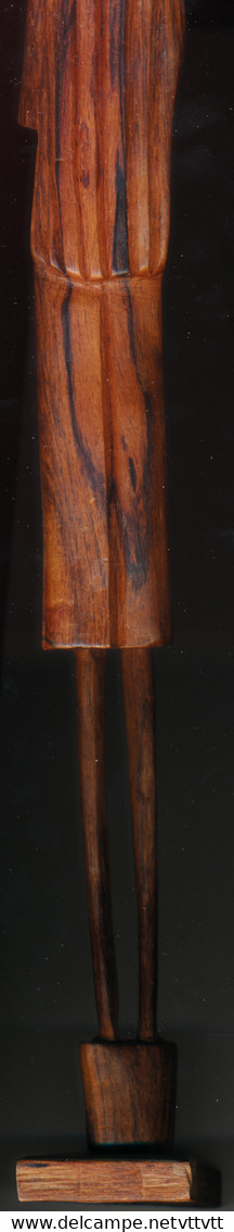 Statue : Homme Levant Son Bras Droit, Socle, Bois Léger, Origine Inconnue - Hout