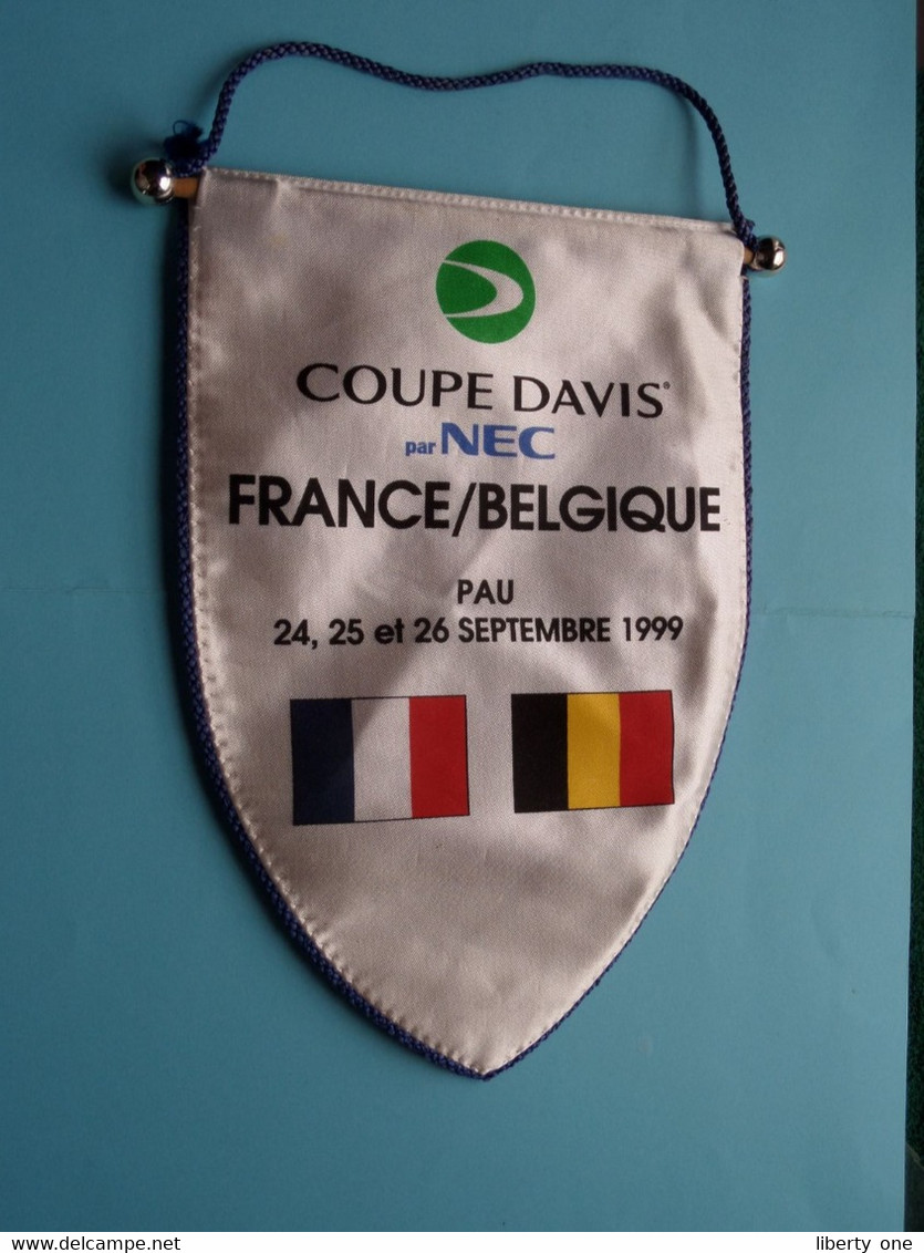 Coupe DAVIS Par NEC FRANCE - BELGIQUE Pau 1999 ( See / Voir SCAN ) Wimpel - Pennant - Fanion ! - Habillement, Souvenirs & Autres