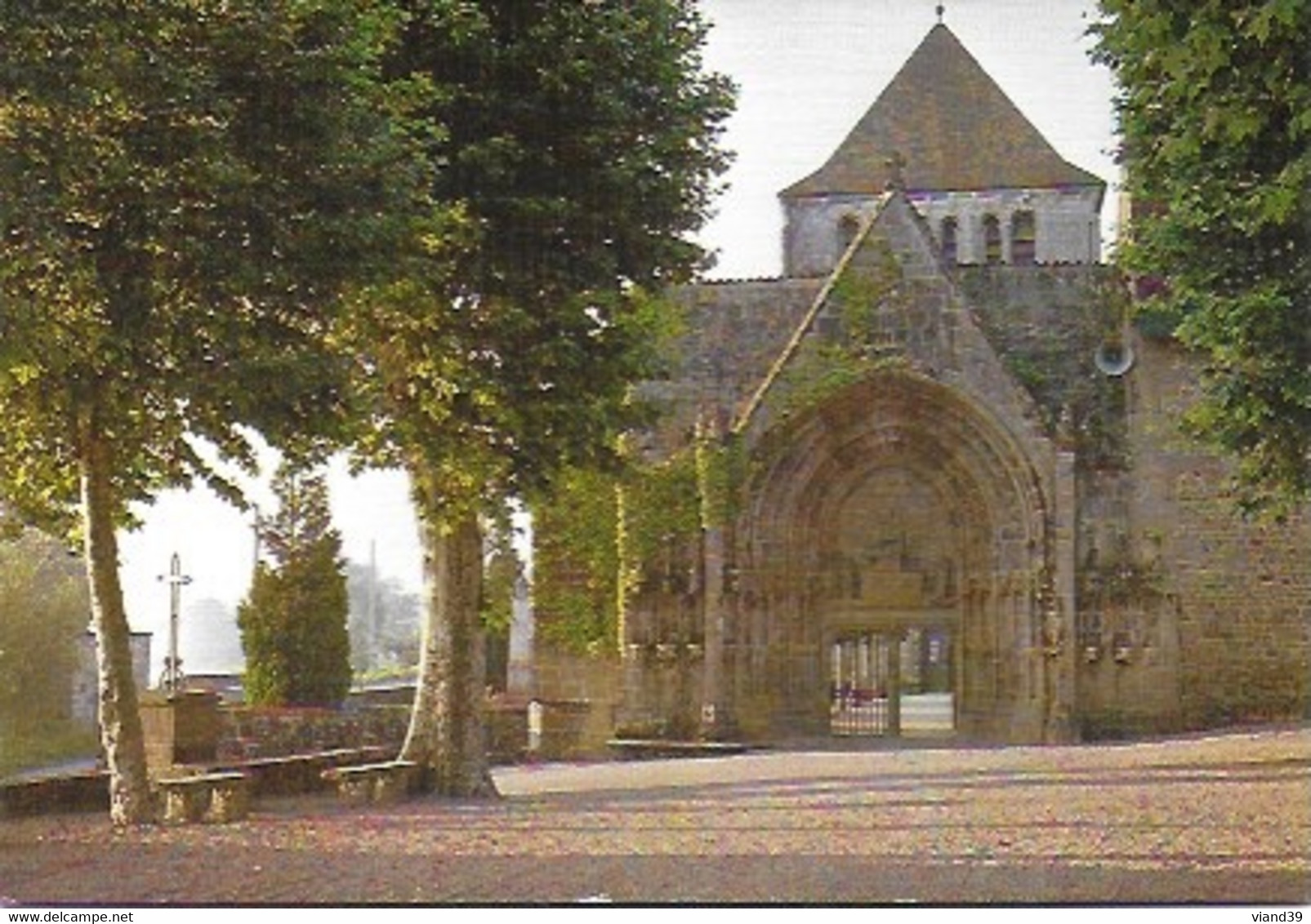 Moutier D'Ahan - L'église Dominée Par Un Clocher Carré Du XIIe S.  Carte Façon Toilée - Moutier D'Ahun