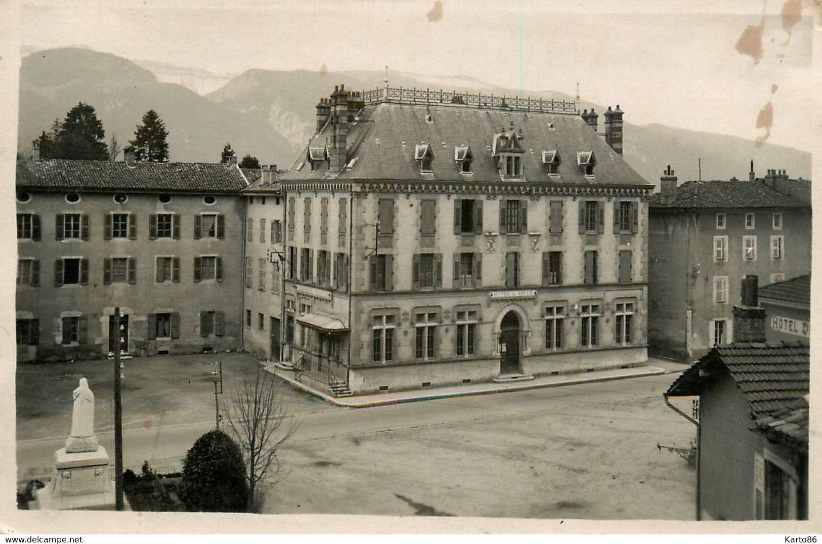 Vinay * Carte Photo * La Place De La Mairie Et La Gendarmerie Nationale * Hôtel De Ville * Monument - Vinay