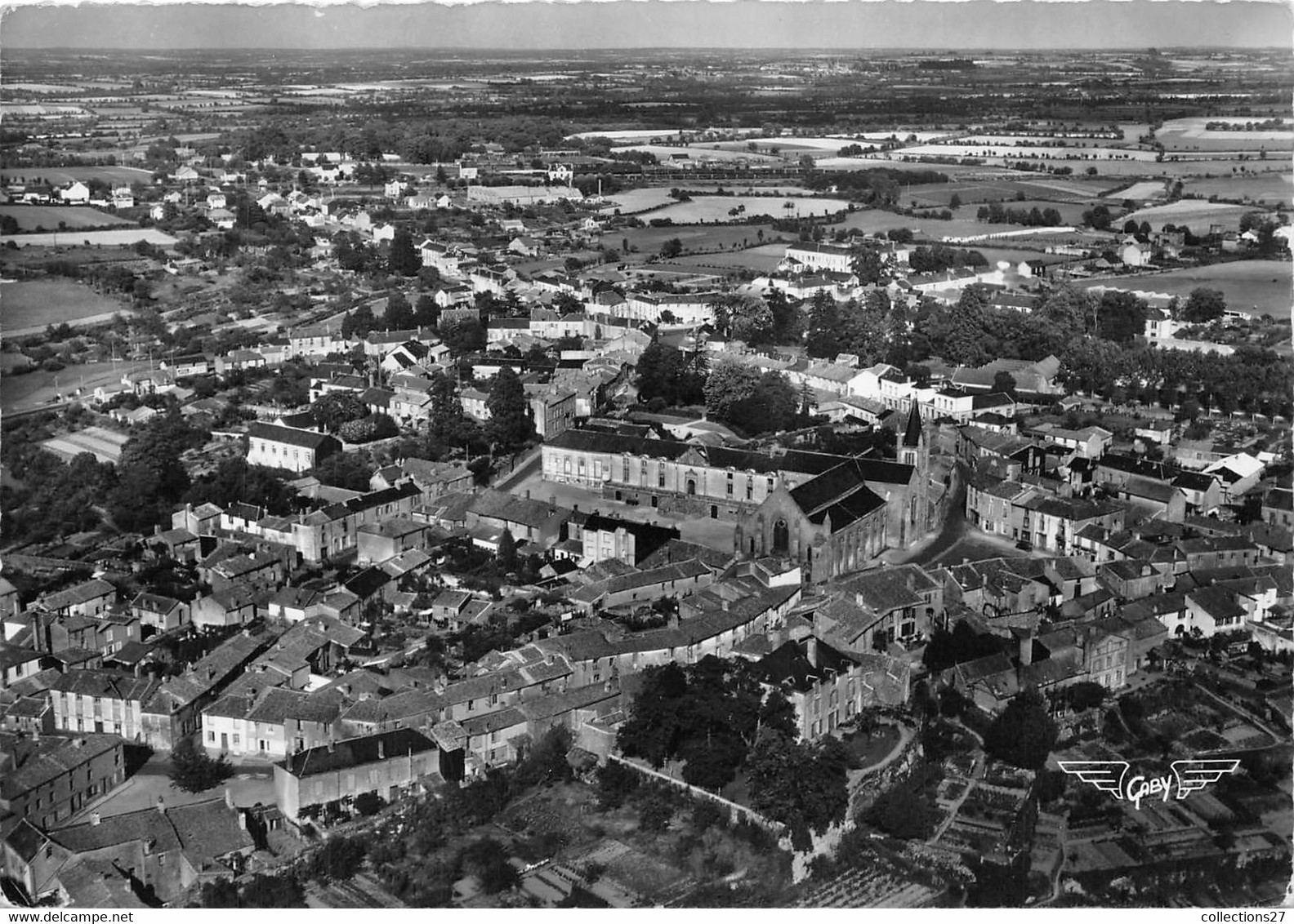 85-MORTAGNE-SUR-SEVRE- VUE GENERALE AU CENTRE L'EGLISE VUE DU CIEL - Mortagne Sur Sevre