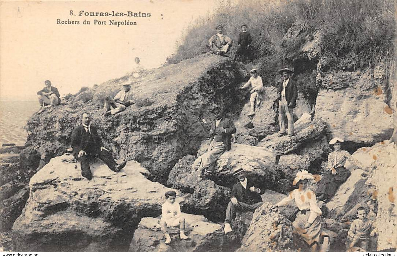 Fouras           17            Un Groupe Dans Les Rochers Du Port Napoléon        (voir Scan) - Fouras-les-Bains