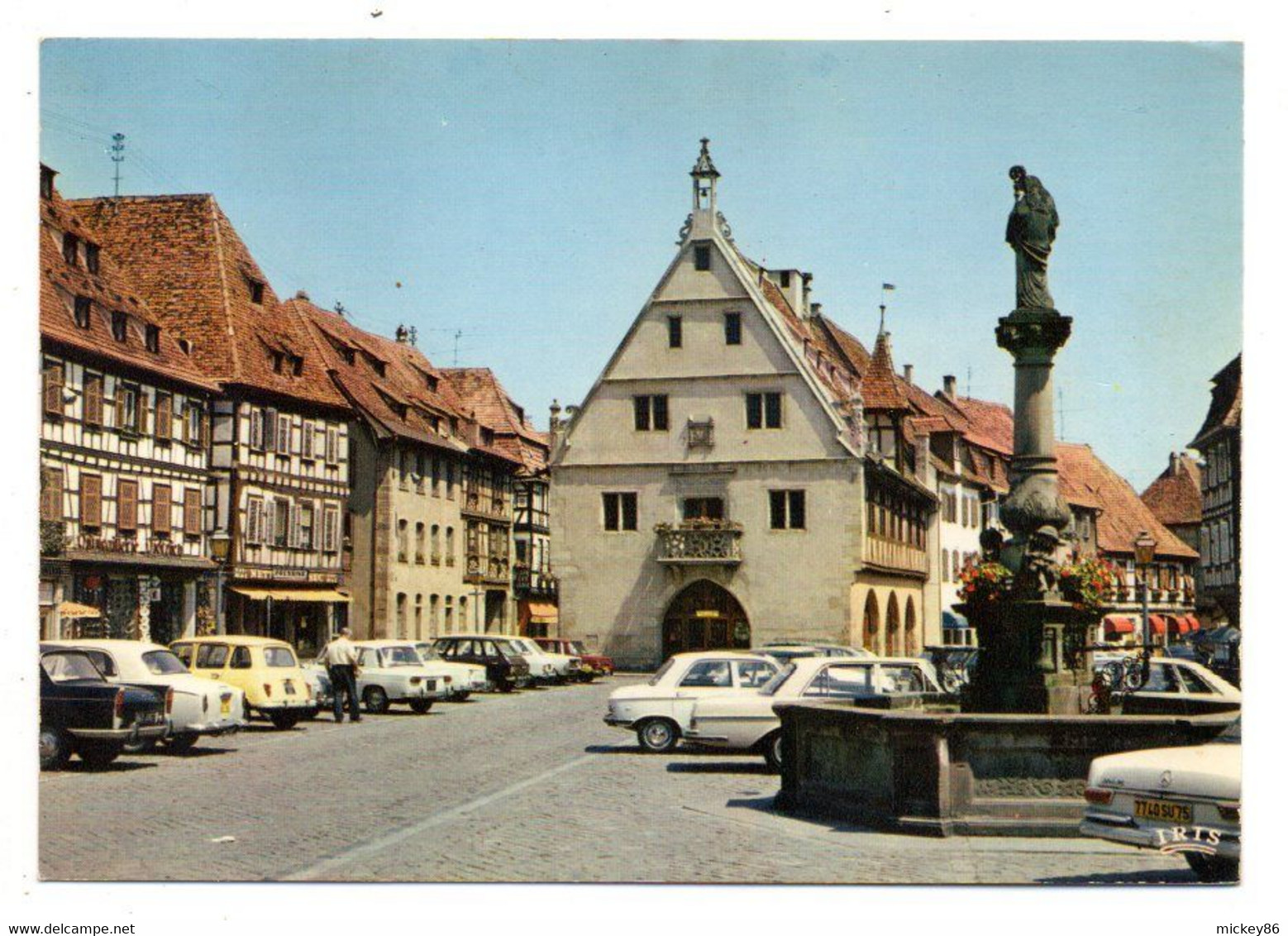 OBERNAI --1975--La Fontaine  Sainte Odile  Et La Halle Aux Blés ( Voitures Dont Peugeot Et Renault 4L)..........à Saisir - Obernai